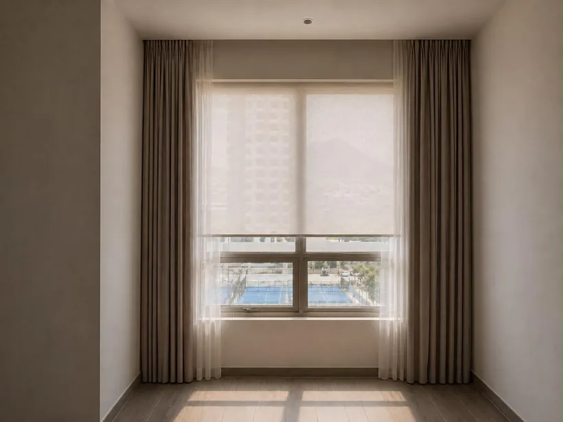 Render de ventana con persiana enrollable translúcida, cortinas laterales y visillo